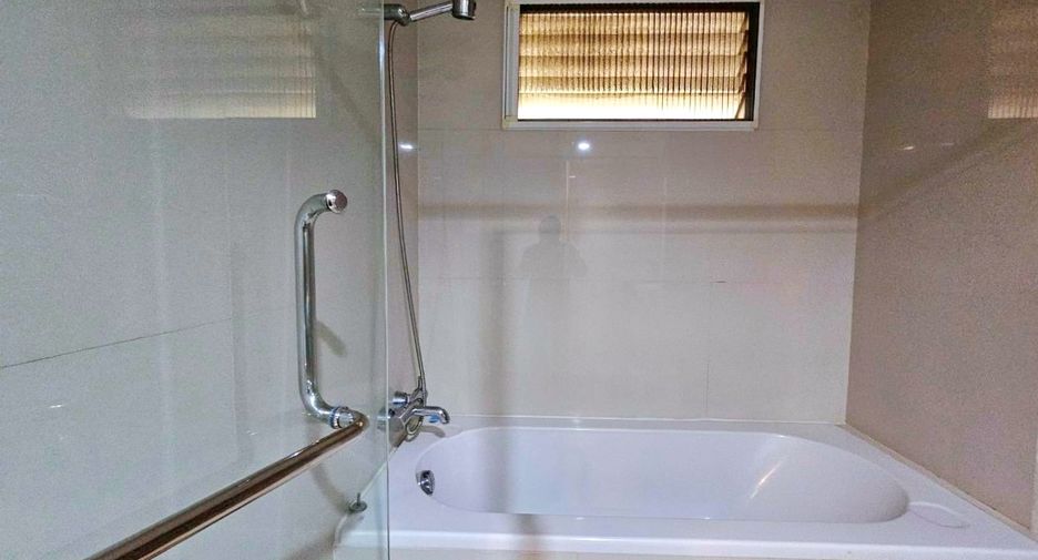 For rent 2 bedrooms condo in Pathum Wan, Bangkok