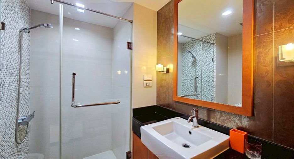 For rent 2 bedrooms condo in Pathum Wan, Bangkok