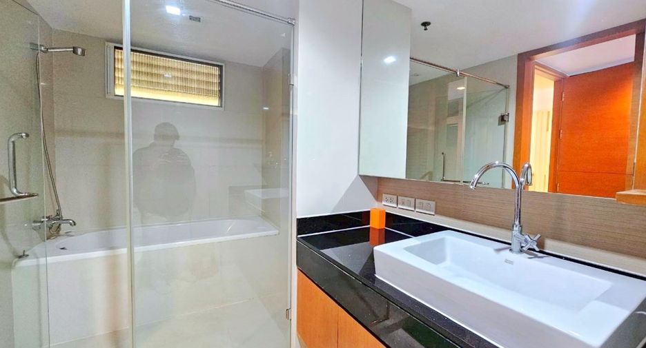 For rent 2 bedrooms condo in Pathum Wan, Bangkok