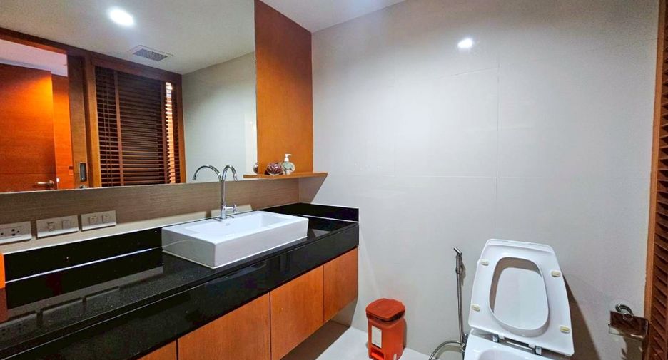 For rent 2 bedrooms condo in Pathum Wan, Bangkok