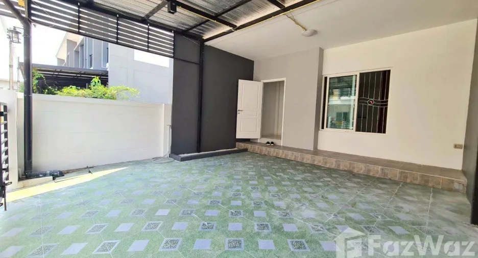 For sale 3 bedrooms townhouse in Mueang Pathum Thani, Pathum Thani