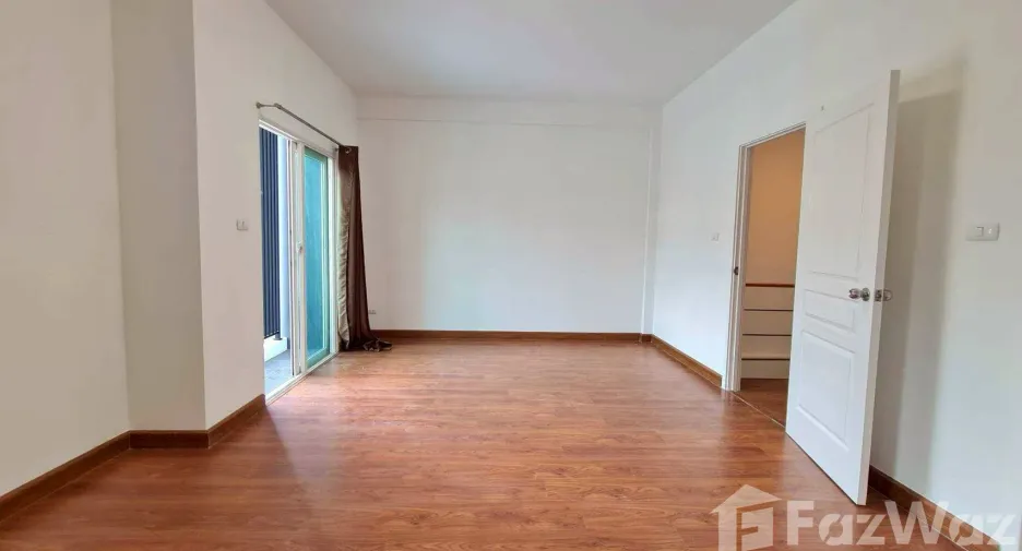 For sale 3 bedrooms townhouse in Mueang Pathum Thani, Pathum Thani