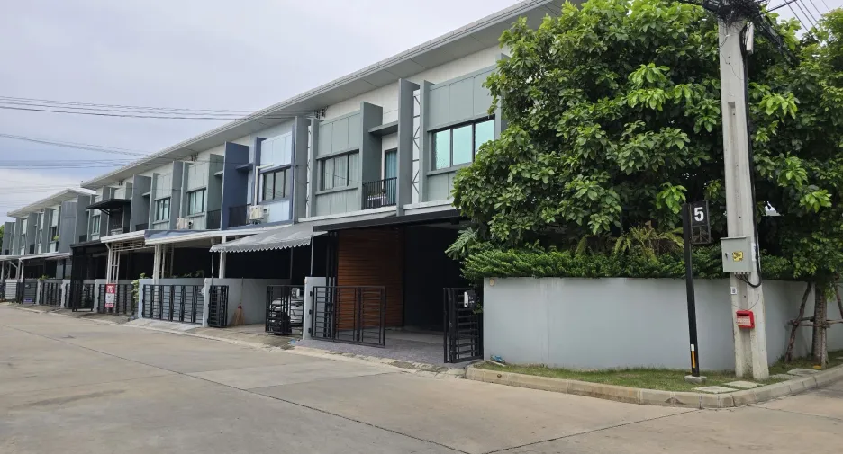 For sale 3 bedrooms townhouse in Pak Kret, Nonthaburi