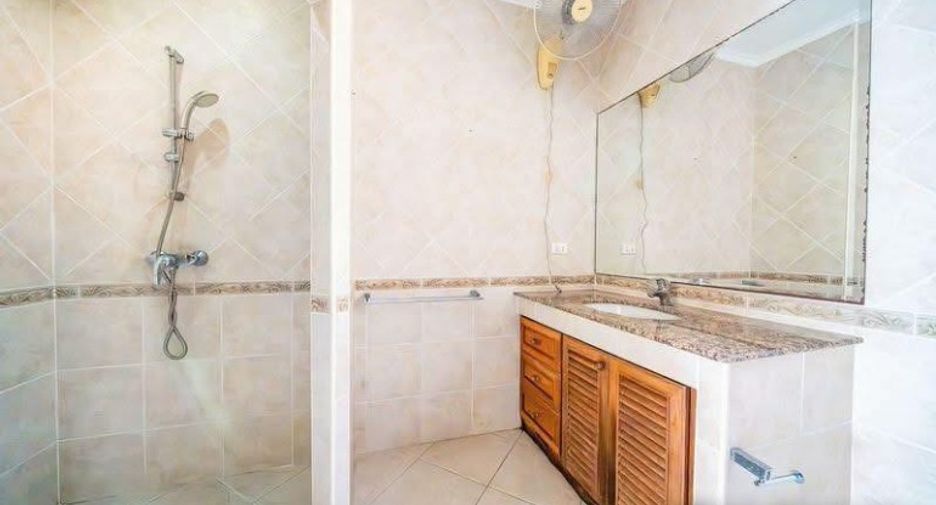 For sale 4 bedrooms house in Pratumnak, Pattaya