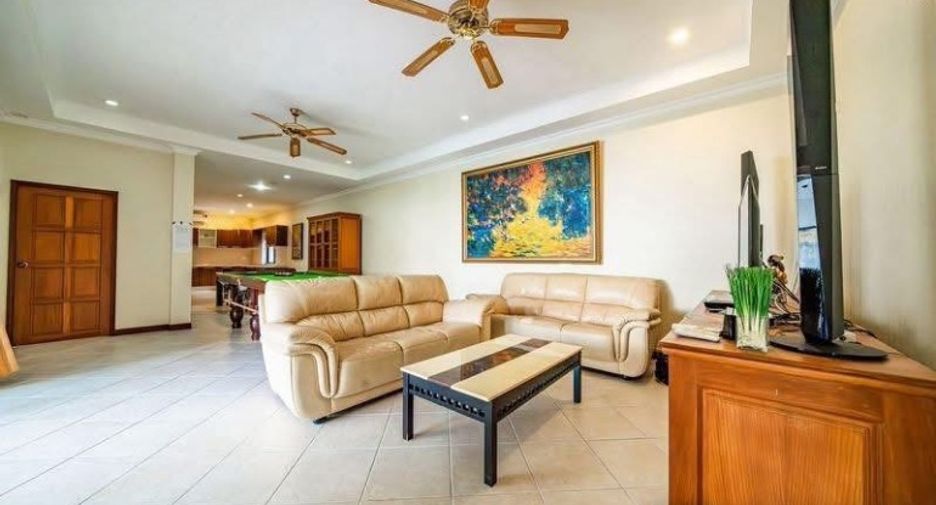 For sale 4 bedrooms house in Pratumnak, Pattaya