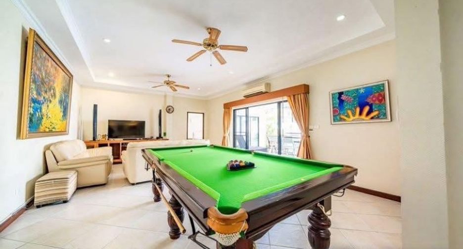 For sale 4 bedrooms house in Pratumnak, Pattaya