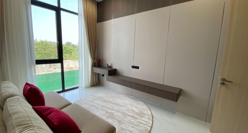 For sale 4 bedrooms house in East Pattaya, Pattaya