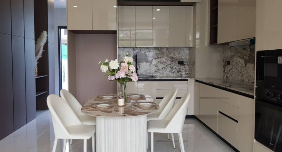 For sale 4 bedrooms house in East Pattaya, Pattaya