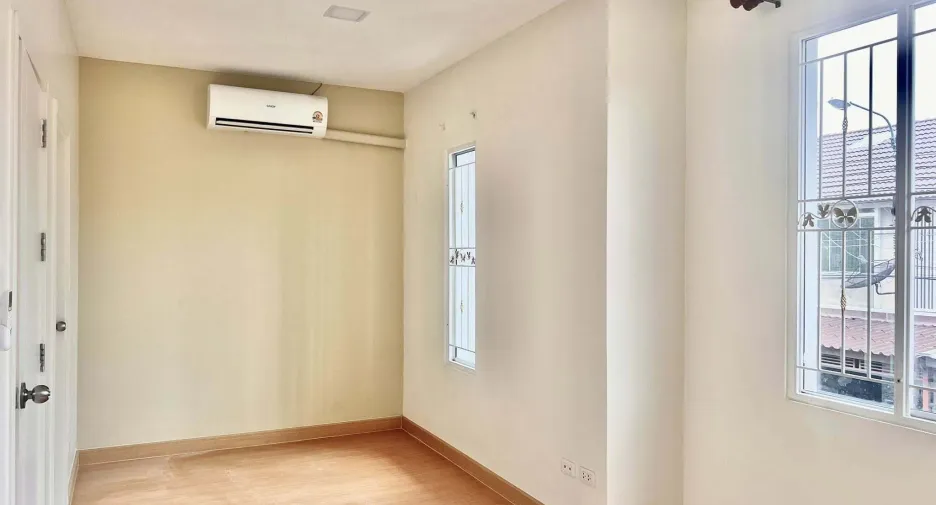 For sale 3 bedrooms townhouse in Mueang Samut Prakan, Samut Prakan