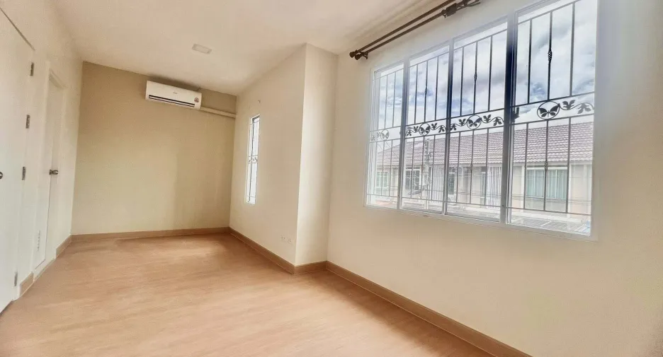For sale 3 bedrooms townhouse in Mueang Samut Prakan, Samut Prakan