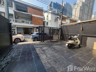 Casa adosada en alquiler de 4 habitaciones en Watthana, Bangkok