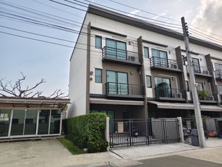 For sale 3 bedrooms townhouse in Prawet, Bangkok