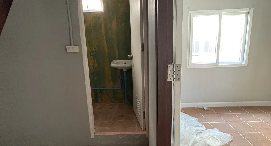 For rent 4 bedrooms townhouse in Bang Rak, Bangkok