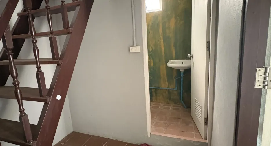 For rent 4 bedrooms townhouse in Bang Rak, Bangkok