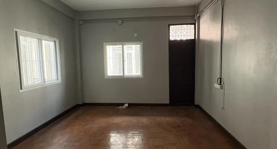 For rent 4 bedrooms townhouse in Bang Rak, Bangkok