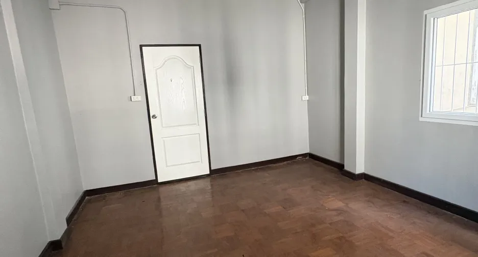 For rent 4 bedrooms townhouse in Bang Rak, Bangkok