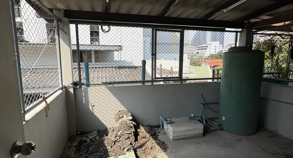 For rent 4 bedrooms townhouse in Bang Rak, Bangkok