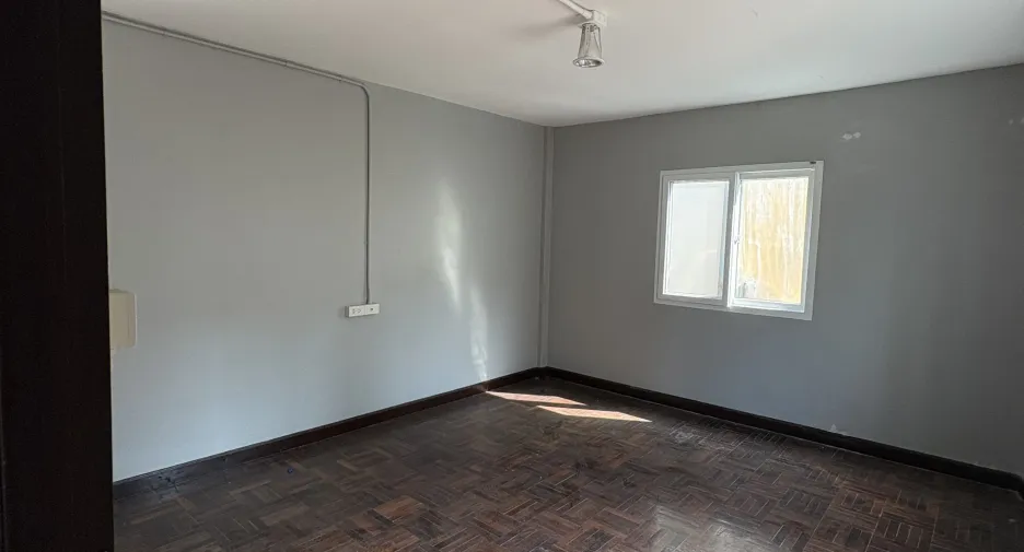For rent 4 bedrooms townhouse in Bang Rak, Bangkok