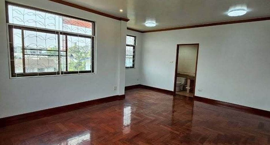 For rent 7 bedrooms house in Wang Thonglang, Bangkok