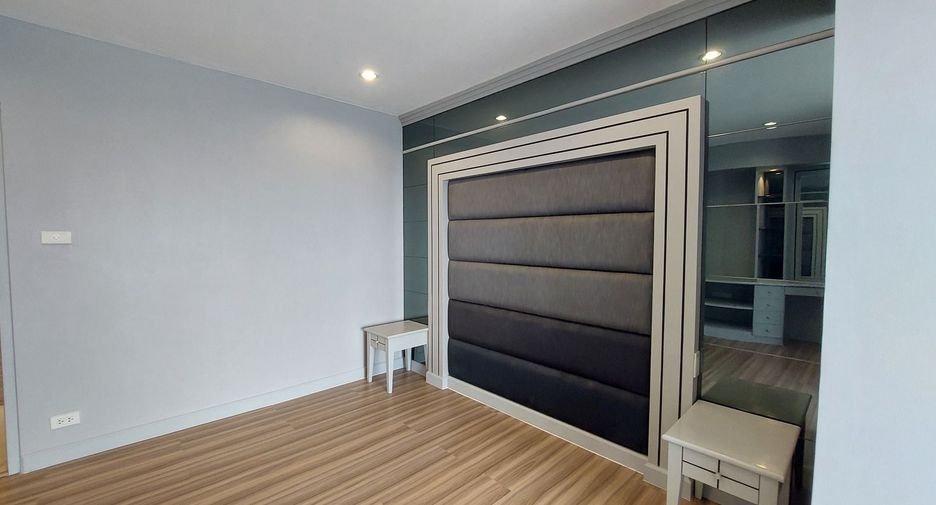 For rent 4 bedrooms condo in Sathon, Bangkok
