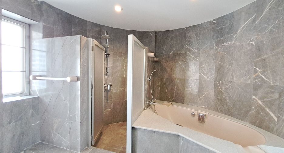 For rent 4 bedrooms condo in Sathon, Bangkok