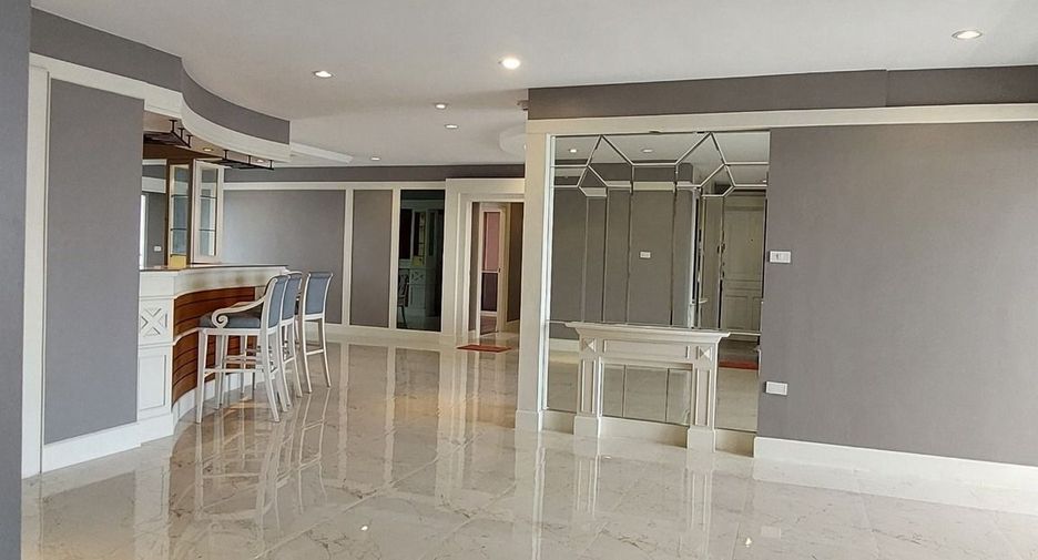 For rent 4 bedrooms condo in Sathon, Bangkok