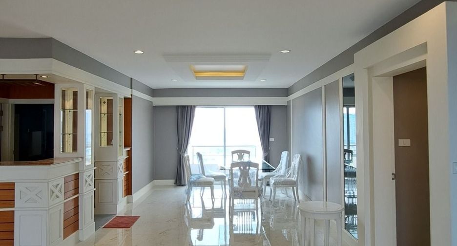 For rent 4 bedrooms condo in Sathon, Bangkok