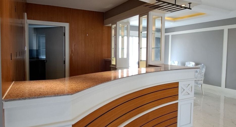 For rent 4 bedrooms condo in Sathon, Bangkok