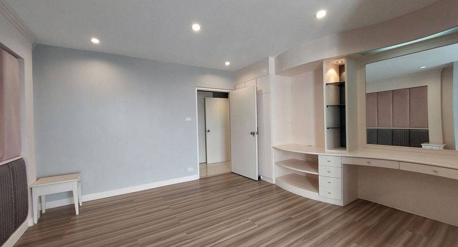For rent 4 bedrooms condo in Sathon, Bangkok