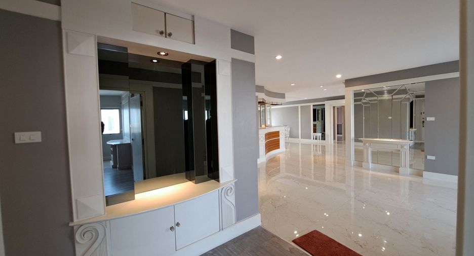 For rent 4 bedrooms condo in Sathon, Bangkok