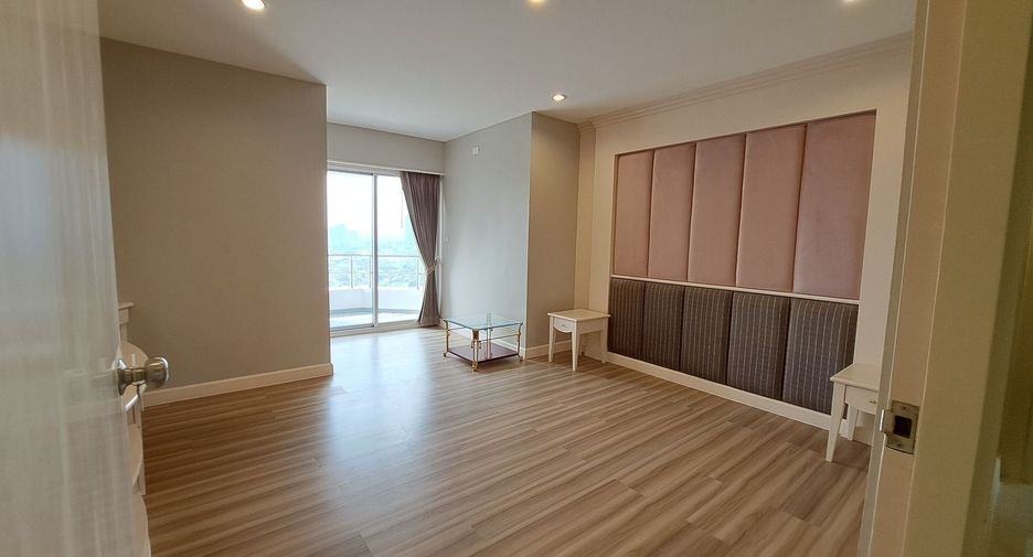 For rent 4 bedrooms condo in Sathon, Bangkok