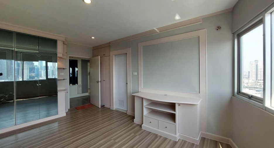 For rent 4 bedrooms condo in Sathon, Bangkok