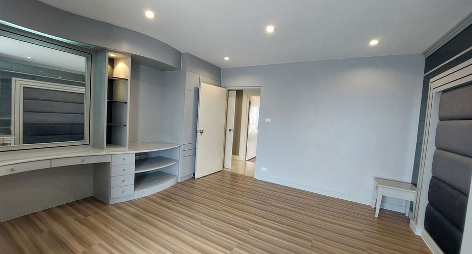 For rent 4 bedrooms condo in Sathon, Bangkok