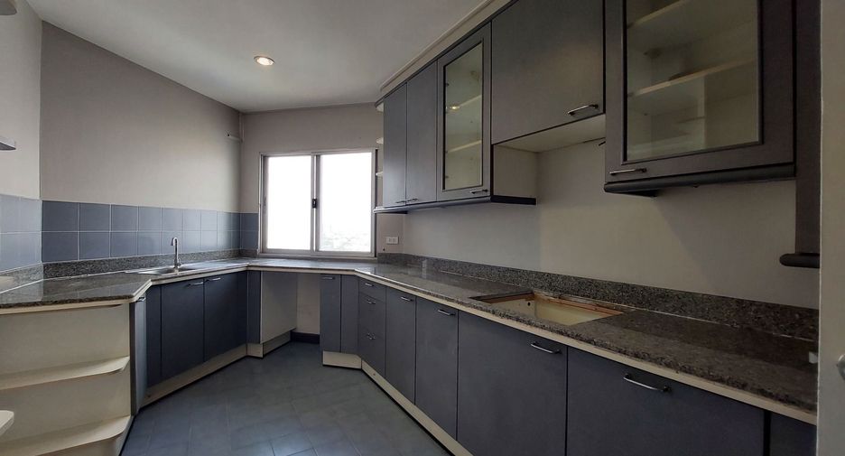 For rent 4 bedrooms condo in Sathon, Bangkok