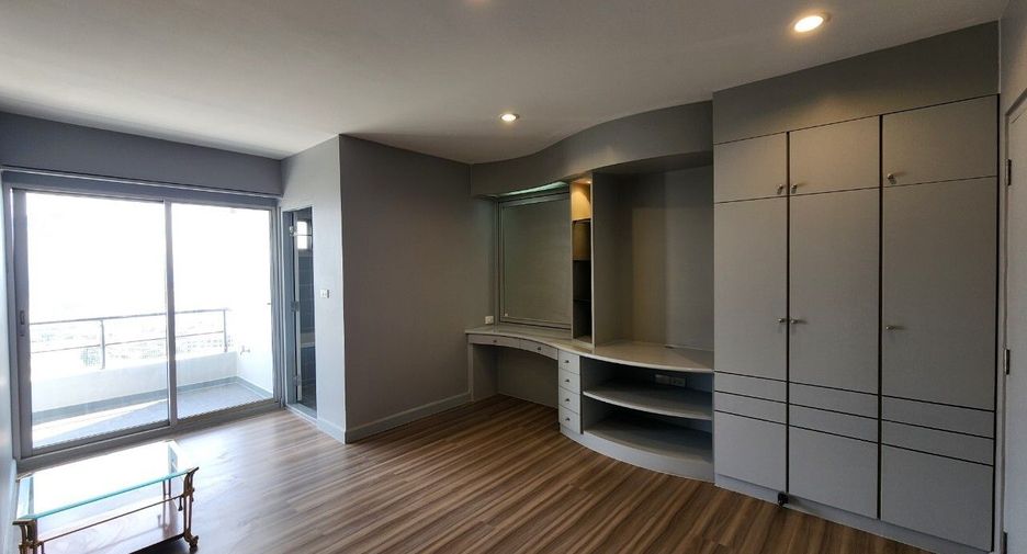 For rent 4 bedrooms condo in Sathon, Bangkok