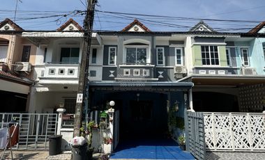À vendre 2 chambres maison de ville à Khlong Sam Wa, Bangkok