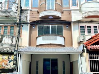 For sale 4 bedrooms townhouse in Krathum Baen, Samut Sakhon