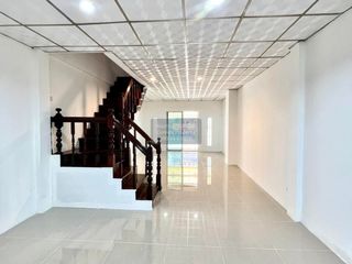 For sale 4 bedrooms townhouse in Krathum Baen, Samut Sakhon