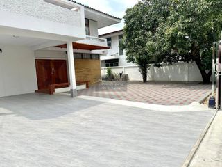 出租 4 卧室 独立屋 在 Phra Khanong, 曼谷