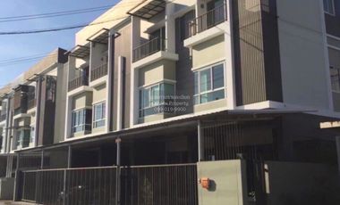 For rent 3 bedrooms townhouse in Saphan Sung, Bangkok