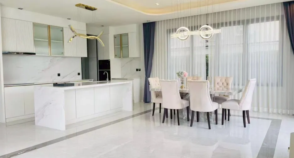 À vendre et à louer 4 chambres villa à Bang Lamung, Chonburi