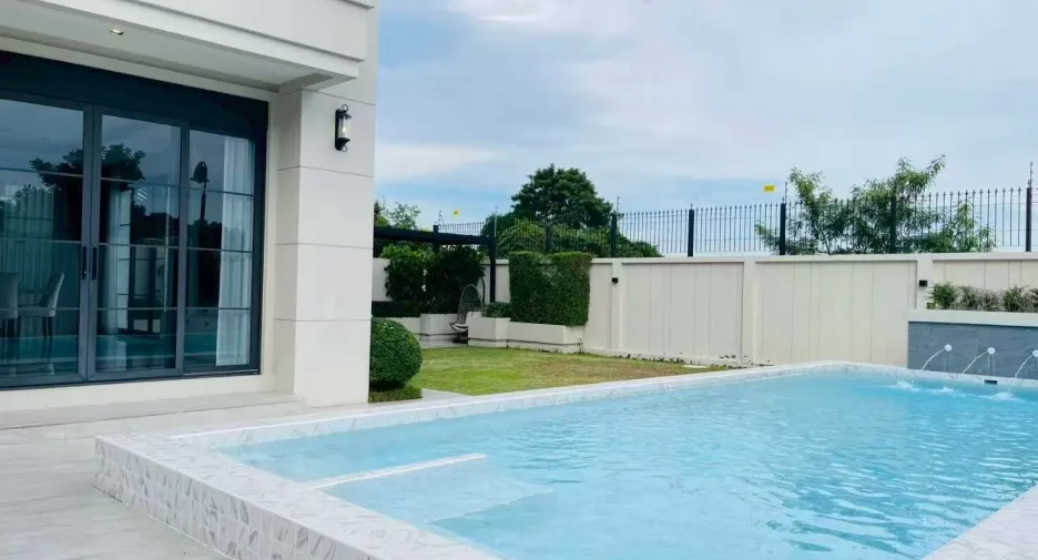 À vendre et à louer 4 chambres villa à Bang Lamung, Chonburi