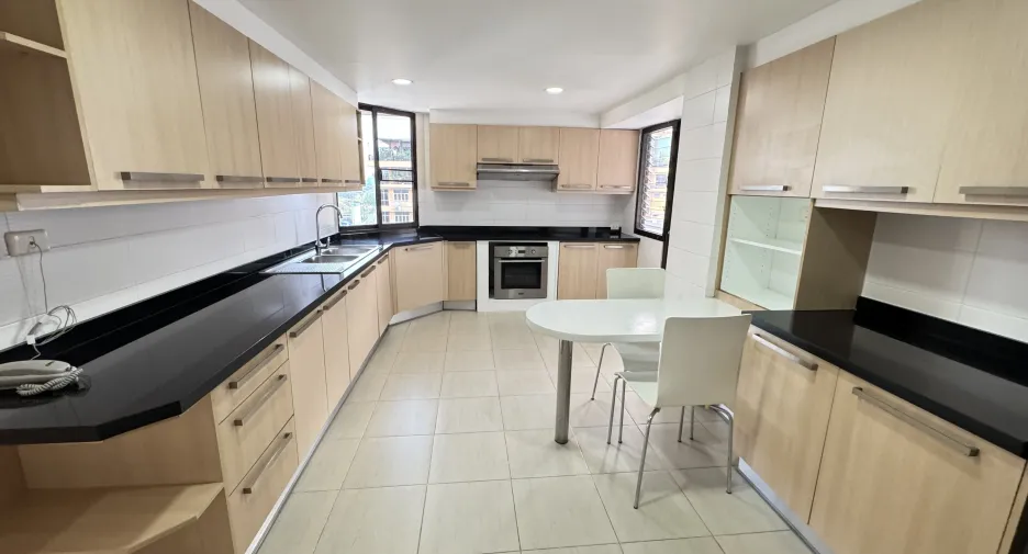 For rent 3 bedrooms apartment in Pathum Wan, Bangkok