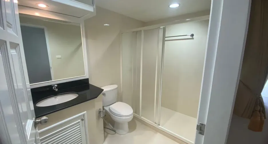 For rent 3 bedrooms apartment in Pathum Wan, Bangkok