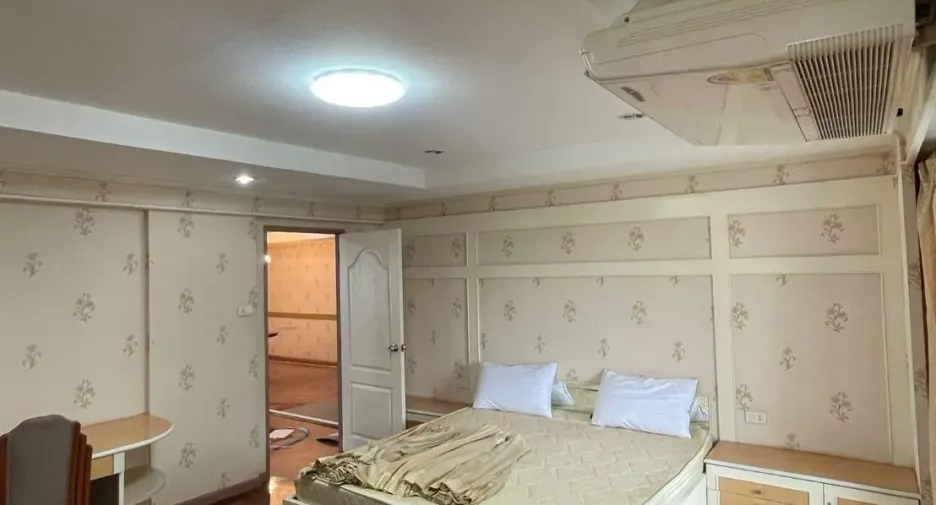 For rent 3 bedrooms condo in Watthana, Bangkok