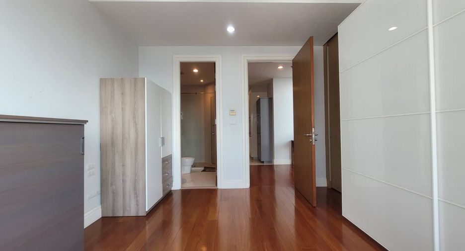 For sale 3 bedrooms condo in Khlong Toei, Bangkok