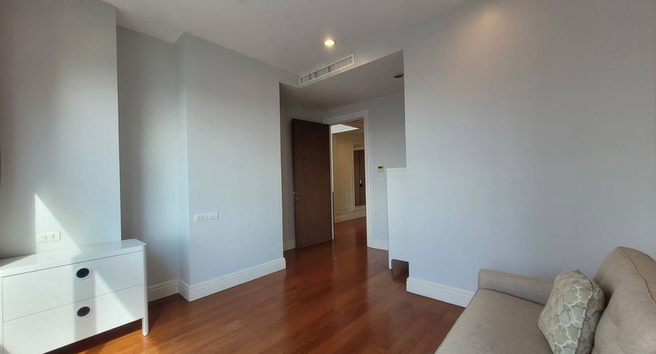 For sale 3 bedrooms condo in Khlong Toei, Bangkok