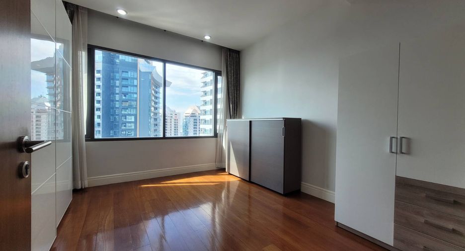 For sale 3 bedrooms condo in Khlong Toei, Bangkok