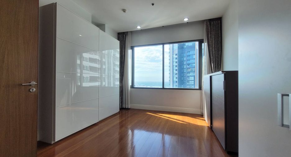 For sale 3 bedrooms condo in Khlong Toei, Bangkok