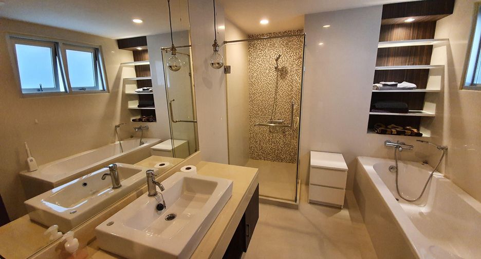 For rent 2 bedrooms condo in Pathum Wan, Bangkok